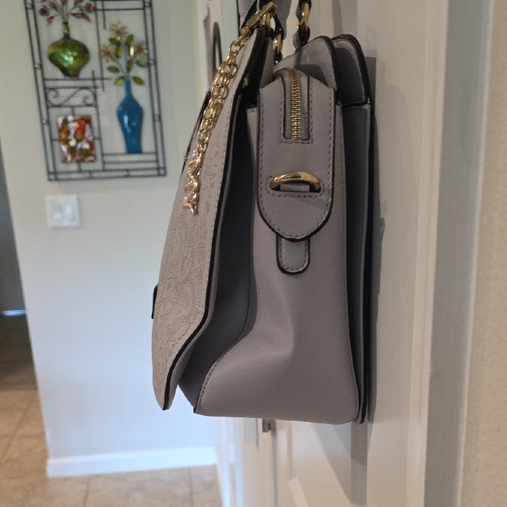 Elegant Cream Handbag with Gold Accents - Picture 5 of 11